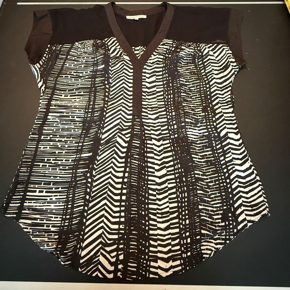 Daniel Rainn Tunic Top Black White Print Size L